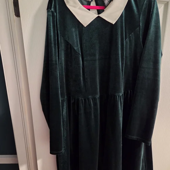 Hot Topic Green Velvet Long-Sleeve Dress- NWT- Size 3x - Picture 4 of 6